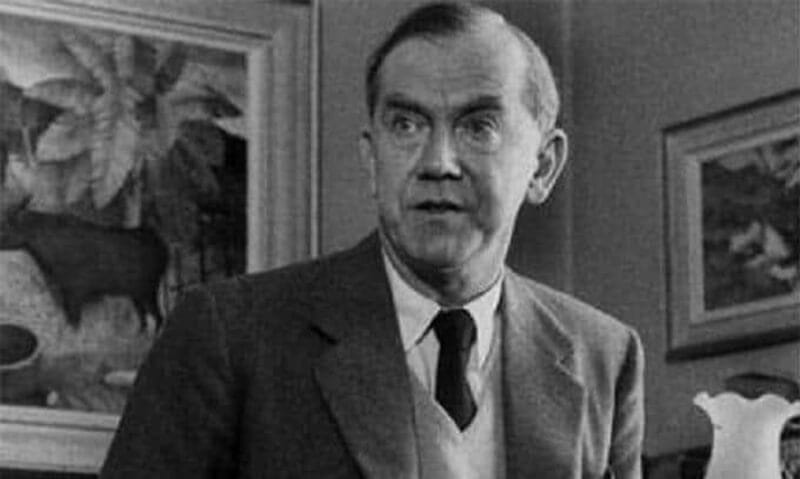 Graham Greene – prefers writing with a fountain pen